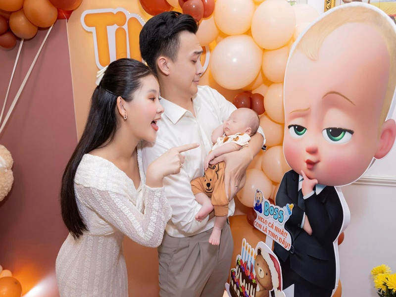 "Má cháu ra đề bài làm thơ tặng cháu. May là cũng mê thơ phú nên nặn ra được bốn câu", chồng Ngân Anh chia sẻ.