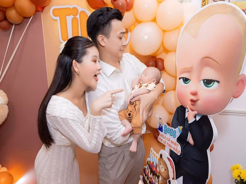 "Má cháu ra đề bài làm thơ tặng cháu. May là cũng mê thơ phú nên nặn ra được bốn câu", chồng Ngân Anh chia sẻ.