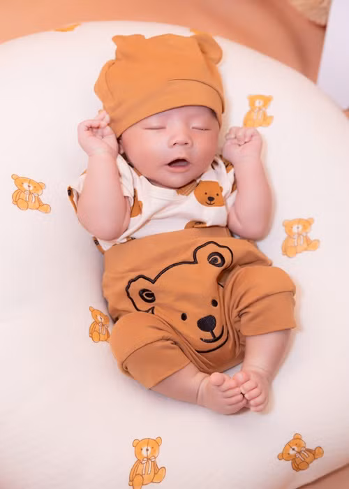 Bé Tino được nhận xét có nhiều nét giống bố.