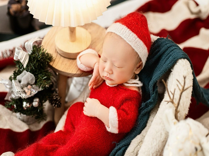 Con trai Ngân Anh hóa ông già Noel nhí.