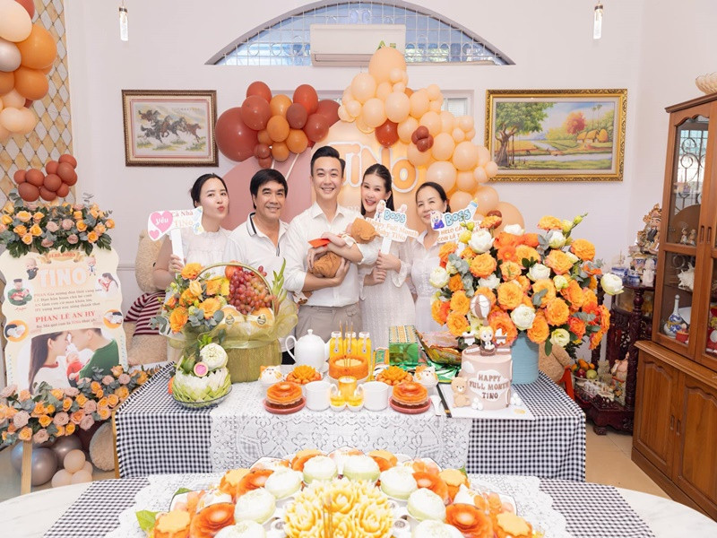 Cả gia đình Ngân Anh diện trang phục tông trắng trong tiệc đầy tháng bé Tino.
