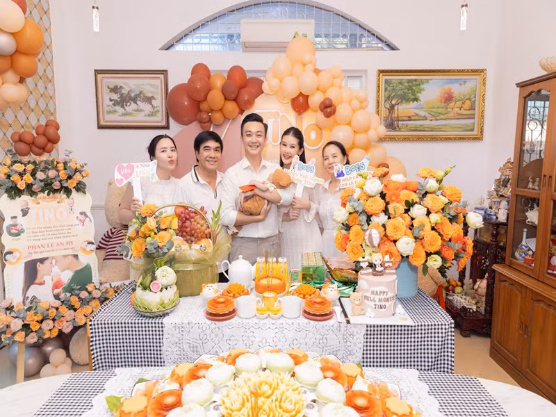 Cả gia đình Ngân Anh diện trang phục tông trắng trong tiệc đầy tháng bé Tino.
