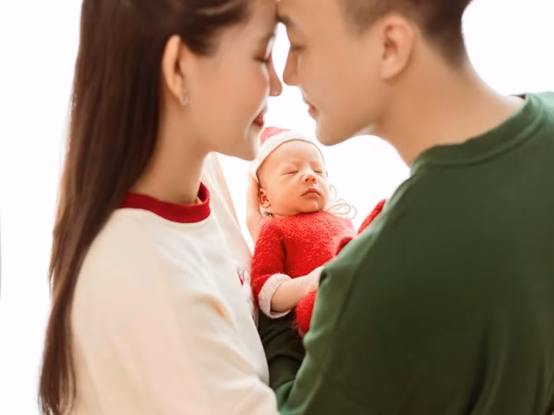 Ngân Anh tâm sự về việc làm mẹ: "Hơn 3 tuần vừa qua, mọi khoảnh khắc bên cạnh bé Tino và khi dõi theo sự thay đổi về thể chất mỗi ngày của con đều mang đến cho mình những cảm xúc đặc biệt mà chỉ có khi lần đầu tiên làm mẹ! Con gần như chiếm trọn toàn bộ thời gian, tâm sức và tình yêu thương của tất cả các thành viên trong gia đình. Mami hạnh phúc lúc con cười một cách tinh nghịch, an tâm khi con ăn ngoan ngủ say (trộm vía)".