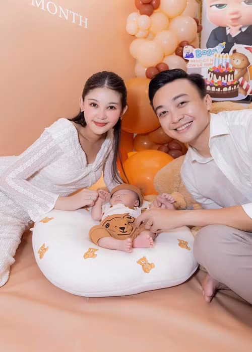 Ngân Anh rạng rỡ, xinh đẹp sau 1 tháng sinh nở.