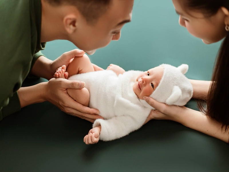 Bé Tino đáng yêu bên bố mẹ.