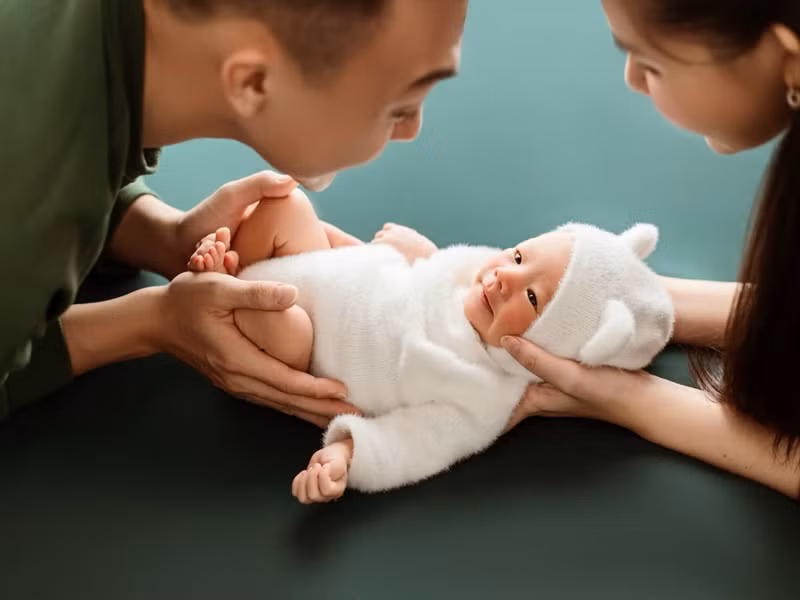 Bé Tino đáng yêu bên bố mẹ.