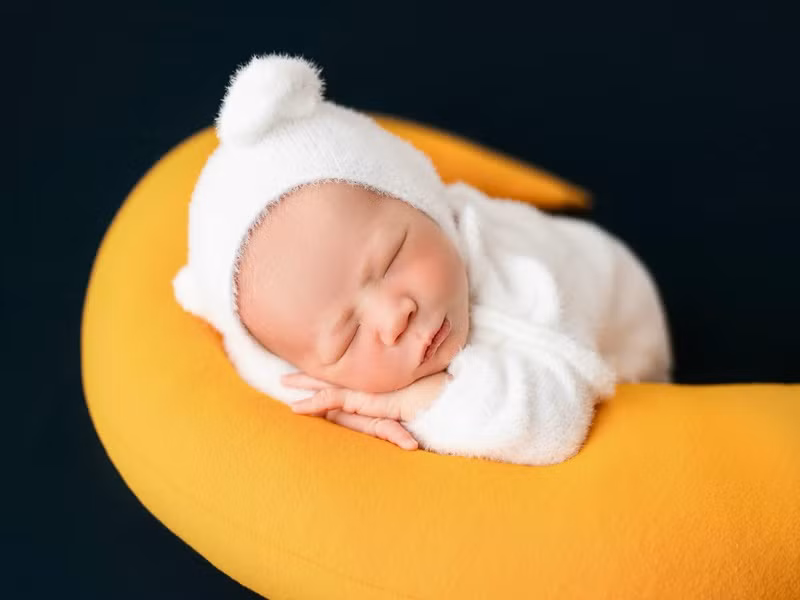 Dịp Giáng sinh, vợ chồng Ngân Anh cùng con trai chụp ảnh nghệ thuật.