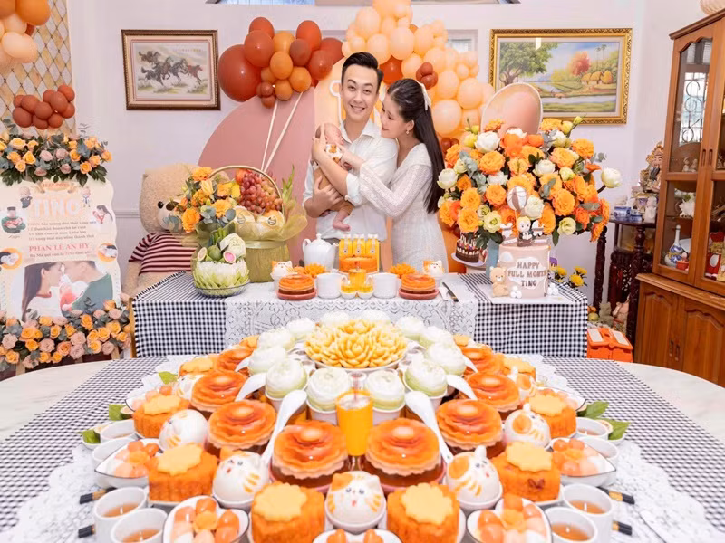 Tô Ny khen vợ đảm đang khi chuẩn bị bữa tiệc nào cũng chu đáo.