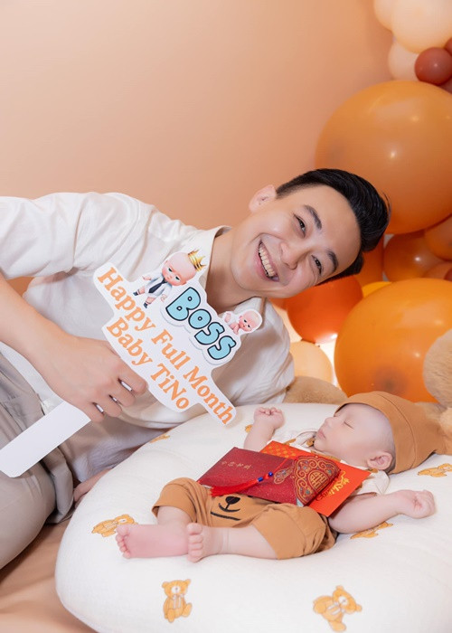 Con trai Ngân Anh nhận quà từ người thân.