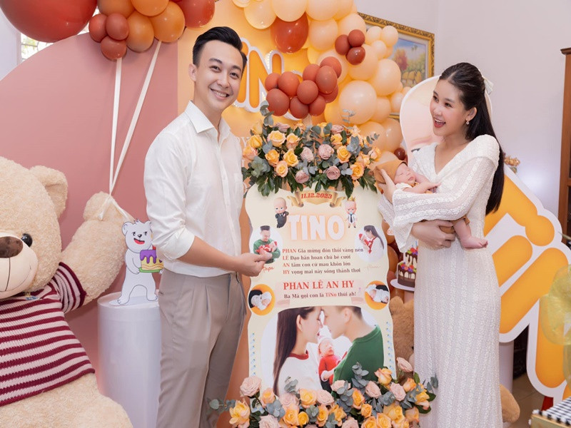 Phan Tô Ny làm thơ cho con trai: "Phan gia mừng đón thỏi vàng nén/Lê đạo hân hoan chú bé cười/An tâm con cứ mau khôn lớn/Hy vọng mai này sống thảnh thơi".