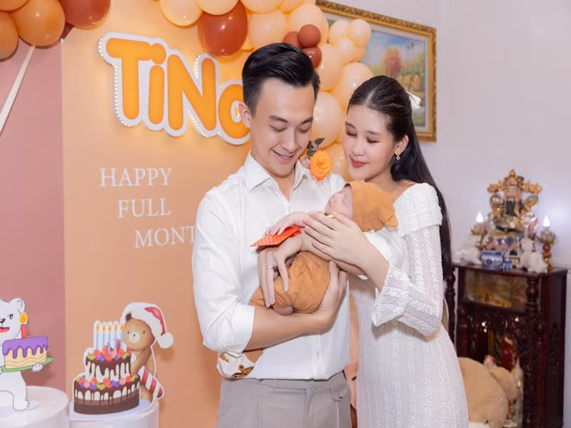 Hoa hau Ngan Anh to chuc tiec day thang cho quy tu