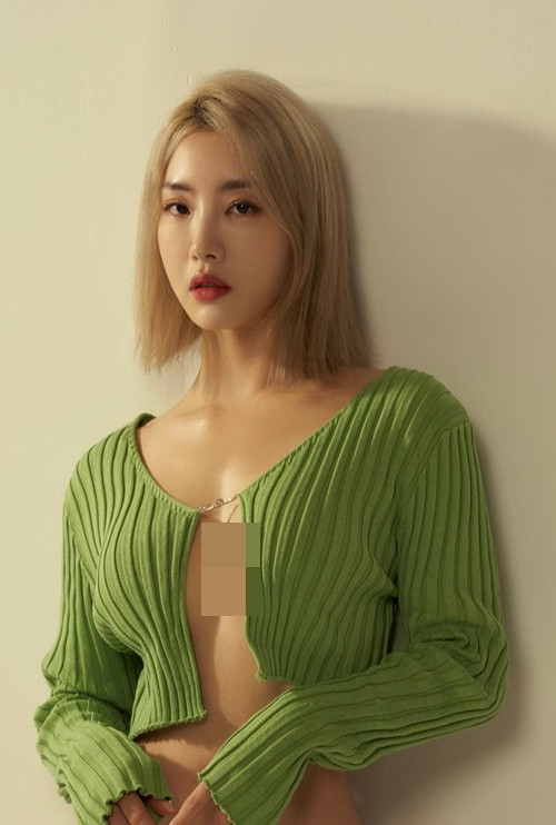 Cô nàng khoe vòng một táo bạo.