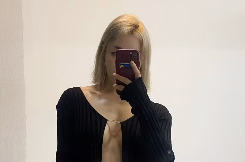 Rose diện áo buộc dây mảnh như sợi chỉ, không nội y.