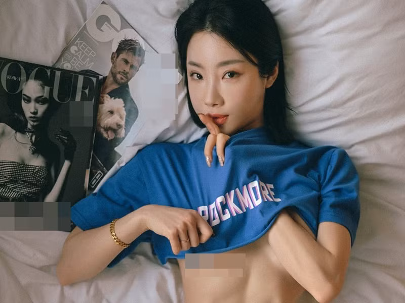 Rose để lộ nửa vòng một với thiết kế croptop ngắn chẳng tày gang.