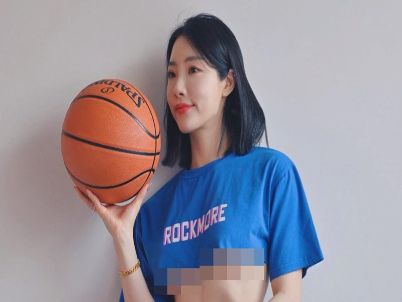 Cô nàng từng trở thành tâm điểm của dư luận khi đăng tải loạt ảnh "thả rông" vòng một, tạo dáng bên trái bóng rổ.