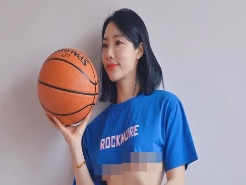 Cô nàng từng trở thành tâm điểm của dư luận khi đăng tải loạt ảnh "thả rông" vòng một, tạo dáng bên trái bóng rổ.