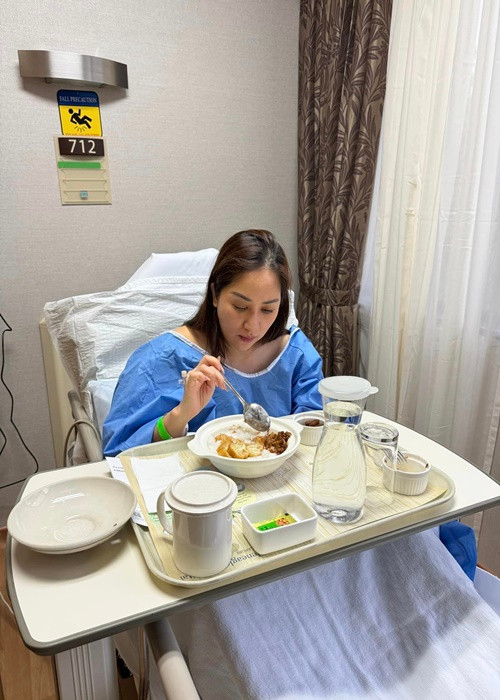 "Tan thuốc mê lúc 7h tối và giờ 5h sáng. Em vẫn tỉnh táo nha. Giờ em mong em ngủ được là tiên", Khánh Thi cho biết.