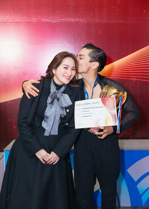 Cặp đôi hỗ trợ nhau nhiều trong công việc.