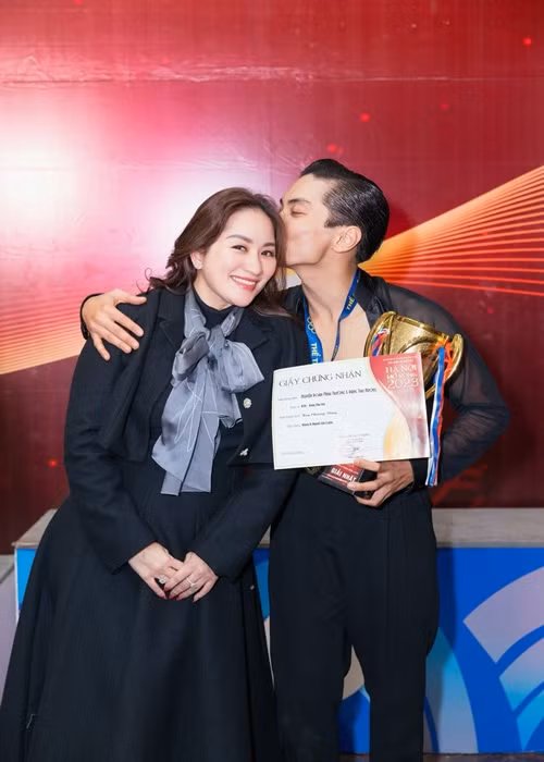 Cặp đôi hỗ trợ nhau nhiều trong công việc.