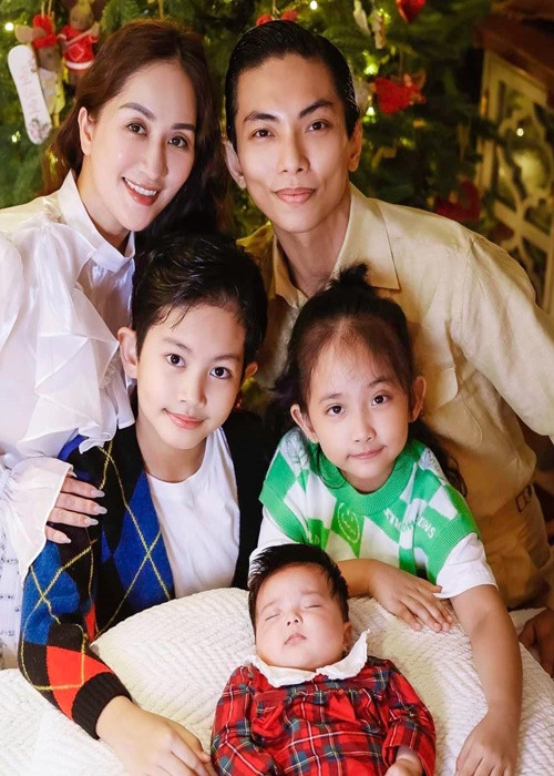 Khánh Thi và Phan Hiển có ba con chung: Kubi, Anna và Lisa.