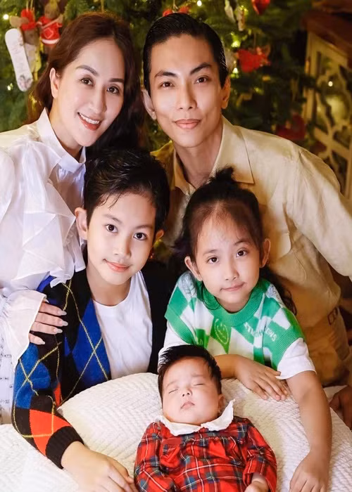 Khánh Thi và Phan Hiển có ba con chung: Kubi, Anna và Lisa.