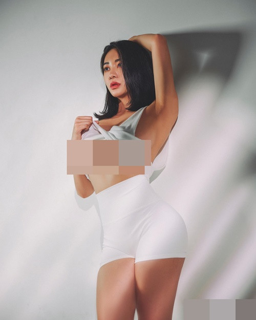 Choi Harin vén áo phô trọn chân ngực táo bạo khi làm người mẫu ảnh.