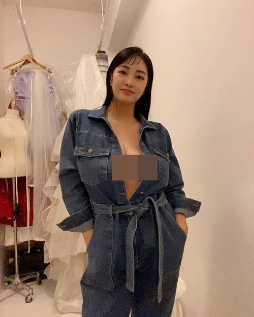 "Thả rông" khoe vòng một, Choi Harin bị nhiều người chỉ trích mặc hở hang để hâm nóng tên tuổi.