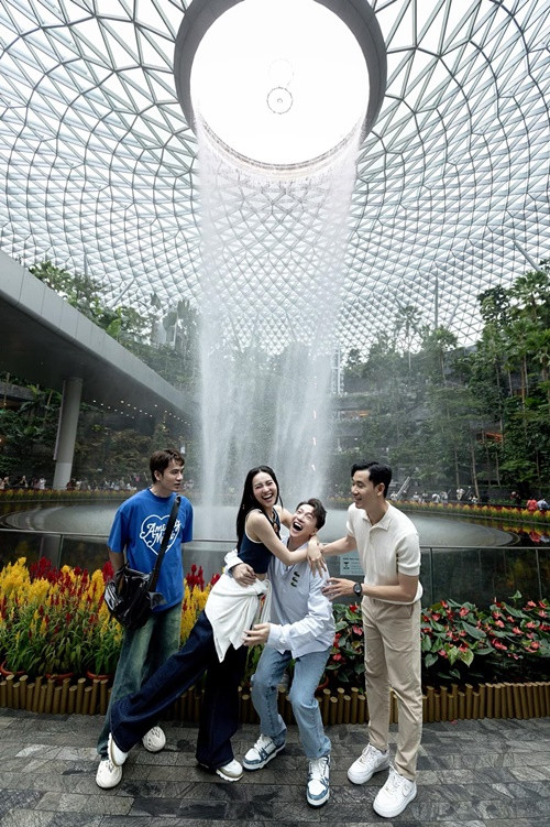 Ít ngày trước S.T Sơn Thạch chia sẻ hình ảnh bên Lan Ngọc tại Singapore. Anh viết: "Cứ như là gặp lại sau 10 năm vậy đó! Cả nhà cùng đoán xem bà Ngọc phải chạy bù bao nhiêu job khi về nha".