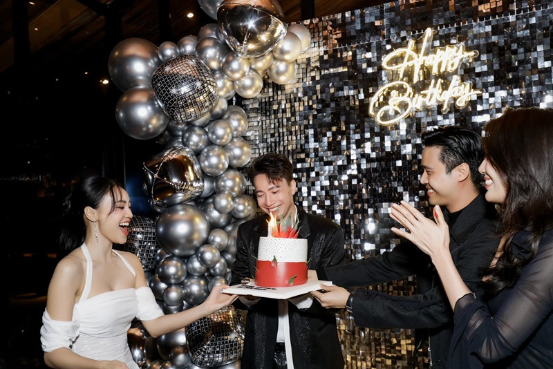 Lan Ngọc cùng nhiều nghệ sĩ tổ chức sinh nhật bất ngờ cho S.T Sơn Thạch cách đây không lâu.