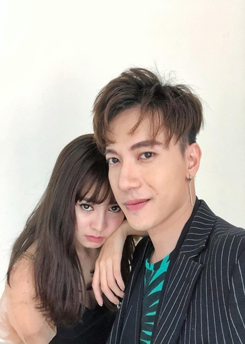 "Mắc cười ở chỗ mọi người kêu gia đình S.T Sơn Thạch ở bên Australia nên tôi sang đó để chúng tôi cưới nhau. Trời ơi, nói chung rất nhiều câu chuyện luôn", Lan Ngọc nói. Nữ diễn viên cho biết thêm, cô sang Australia vì có người quen ở đó.