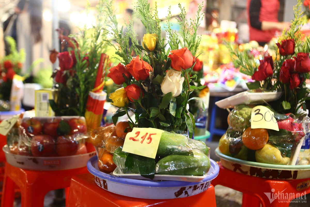 Đồ lễ được các sạp bên ngoài cổng bán theo mâm. Mỗi mâm có giá từ 200.000 - 350.000 đồng, gồm có bánh kẹo, hoa quả, nén hương và vàng mã.