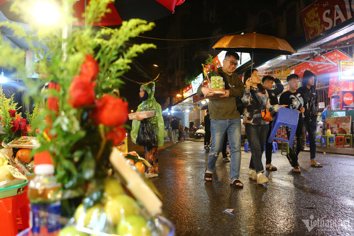 2h sáng, trời chưa tạnh mưa, lượng người đổ về phủ Tây Hồ vẫn khá đông.