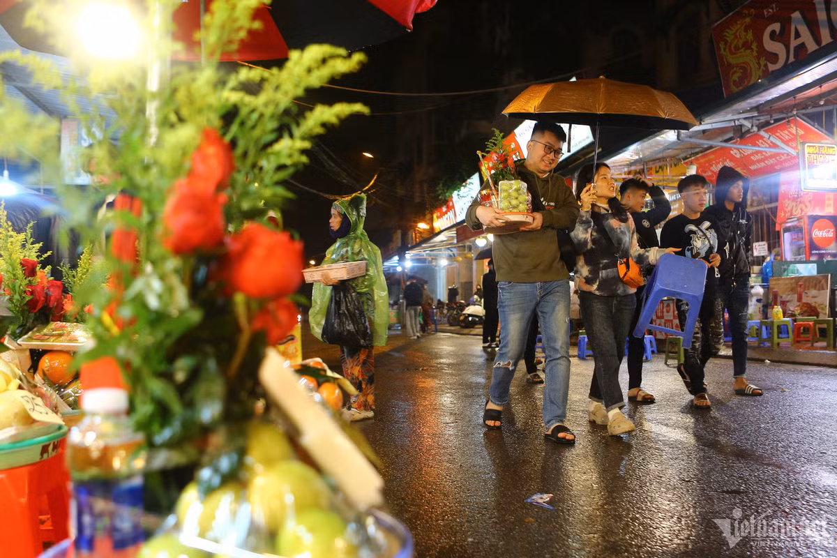 2h sáng, trời chưa tạnh mưa, lượng người đổ về phủ Tây Hồ vẫn khá đông.