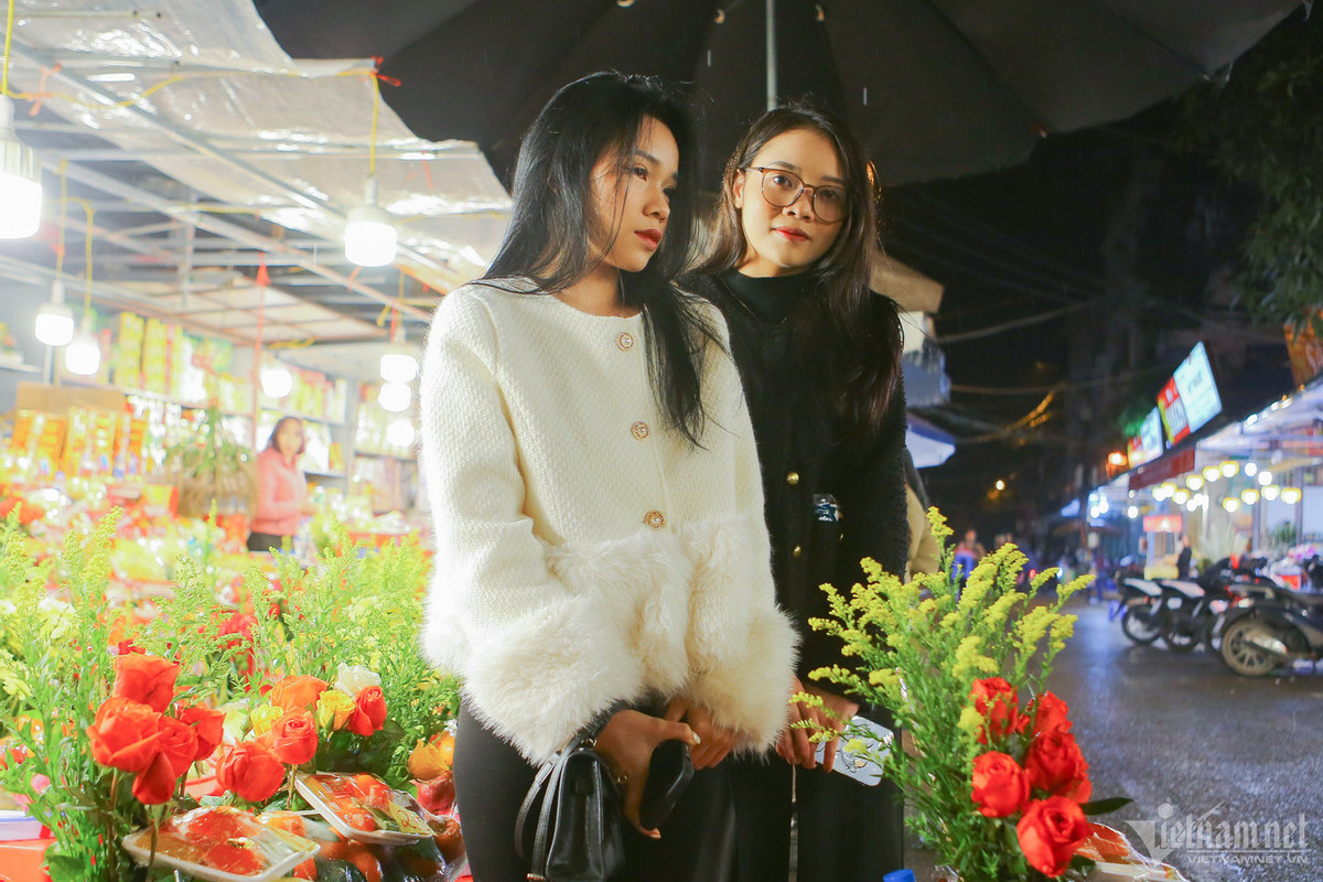 Nguyệt (áo đen) và Nga không ngại trời mưa rét để đi từ quận Nam Từ Liêm mất hơn chục kilomet có mặt tại phủ Tây Hồ đúng giờ. Hai bạn cho biết, có thói quen dâng lễ vào ngày mùng 1 âm lịch hàng tháng. "Em chỉ cầu cho bản thân và gia đình được mạnh khỏe và bình an", Nguyệt chia sẻ.