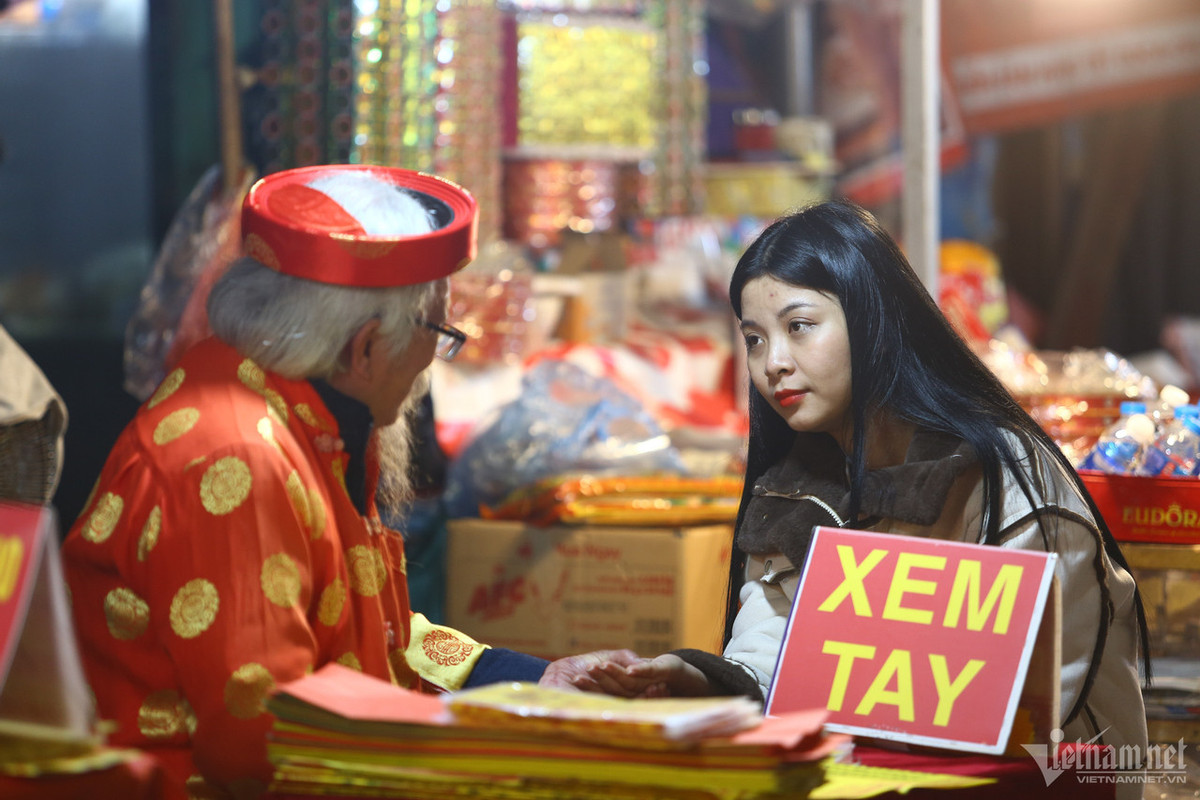 Các điểm viết sớ bằng chữ Nho, xem tay phục vụ cả trong đêm. Giá trung bình mỗi lượt xem tay là 100.000 đồng.