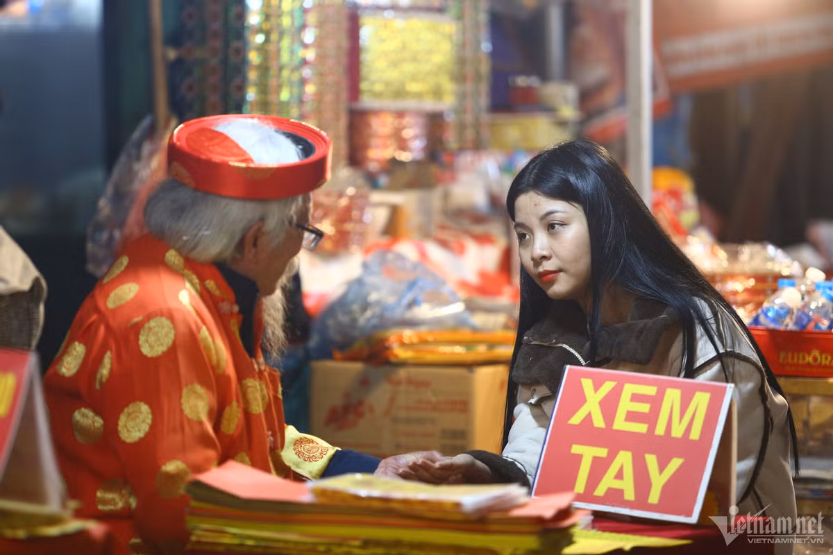 Các điểm viết sớ bằng chữ Nho, xem tay phục vụ cả trong đêm. Giá trung bình mỗi lượt xem tay là 100.000 đồng.