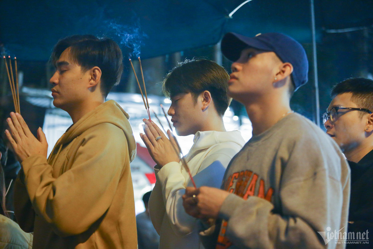 Đặc biệt, trong dòng người đi lễ có rất nhiều bạn trẻ. Cũng giống như Nguyệt, anh Tiến (áo trắng) cũng cầu mong gia đình được bình yên, có thật nhiều sức khỏe.