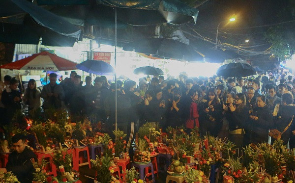 0h ngày mùng 1 âm lịch cuối cùng của năm, hàng trăm người có mặt tại phủ Tây Hồ làm lễ tạ. Hình ảnh này xuất hiện ngay từ trước đó nửa tiếng.