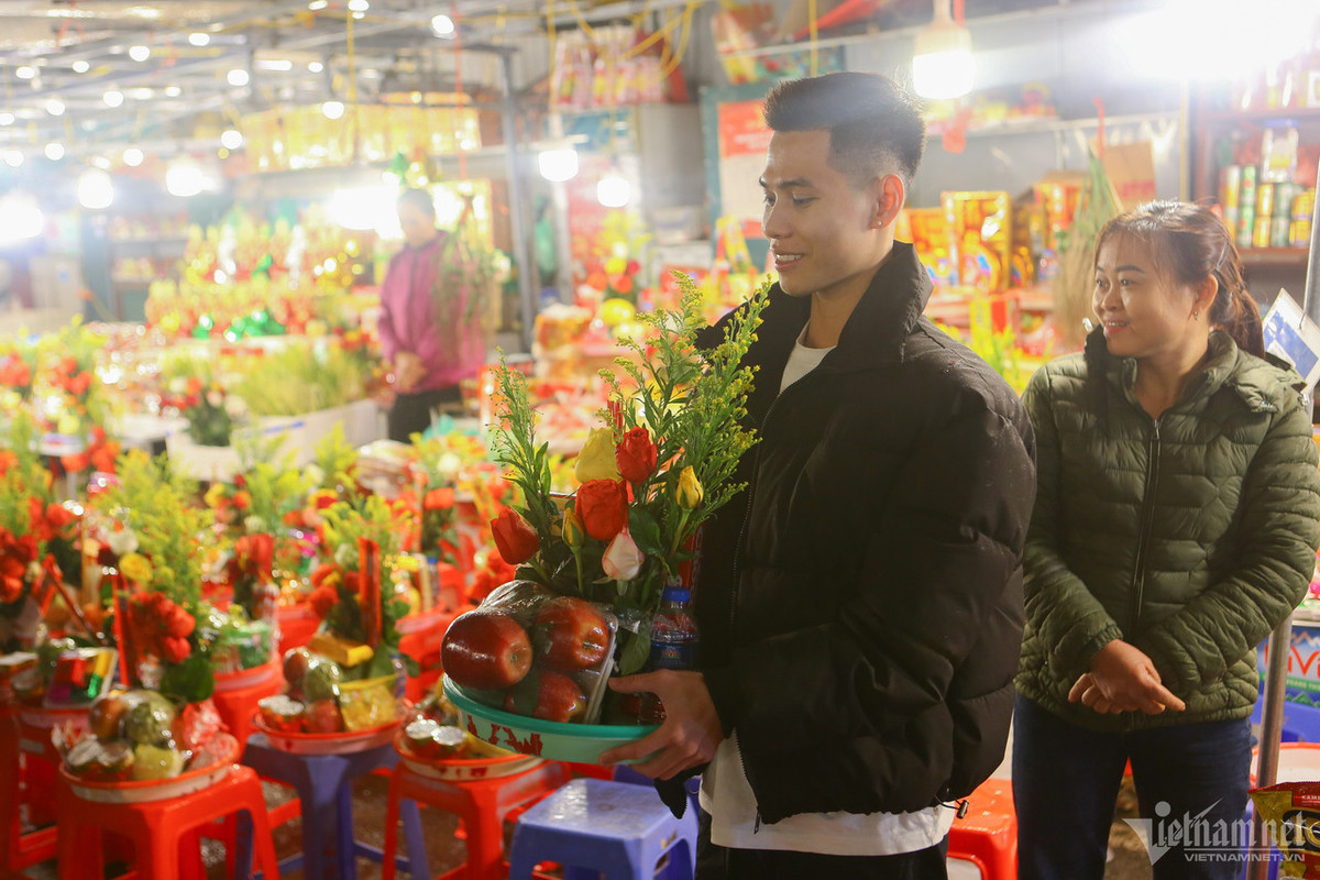 Bạn Phong hào hứng khoe mâm lễ giá 280.000 đồng mình vừa chọn.