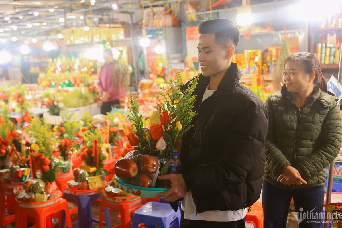 Bạn Phong hào hứng khoe mâm lễ giá 280.000 đồng mình vừa chọn.