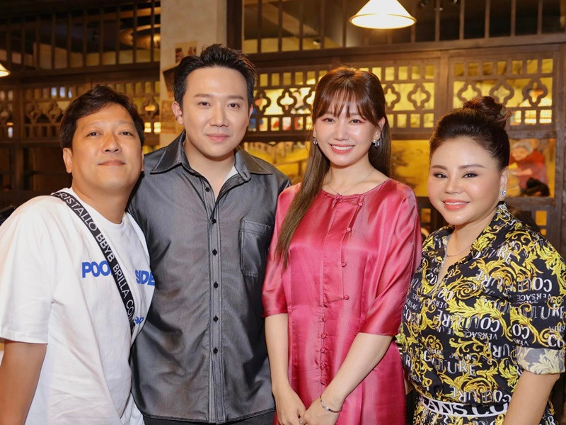 "Mười Khó" đến chúc mừng Trấn Thành khai trương nhà hàng. Ảnh: FBNV.