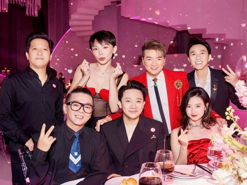 Trong một sự kiện vào tháng 11/2023, Trường Giang xin tạm ngưng chương trình để khen ngợi Trấn Thành. "Hồi nãy giờ quý vị thấy người rất mệt, làm rất nhiều việc trên sân khấu đó chính là Trấn Thành. Cảm ơn Trấn Thành buổi tối nay. Cho tôi xin phép 62 giây để nói chuyện với Thành một tí, một người đồng nghiệp rất thân", Trường Giang chia sẻ. Ảnh: FBNV.