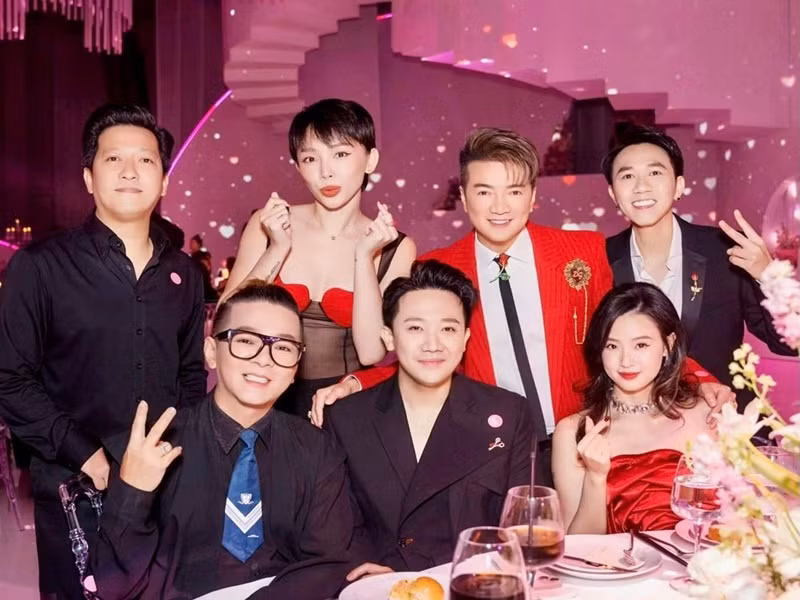 Trong một sự kiện vào tháng 11/2023, Trường Giang xin tạm ngưng chương trình để khen ngợi Trấn Thành. "Hồi nãy giờ quý vị thấy người rất mệt, làm rất nhiều việc trên sân khấu đó chính là Trấn Thành. Cảm ơn Trấn Thành buổi tối nay. Cho tôi xin phép 62 giây để nói chuyện với Thành một tí, một người đồng nghiệp rất thân", Trường Giang chia sẻ. Ảnh: FBNV.