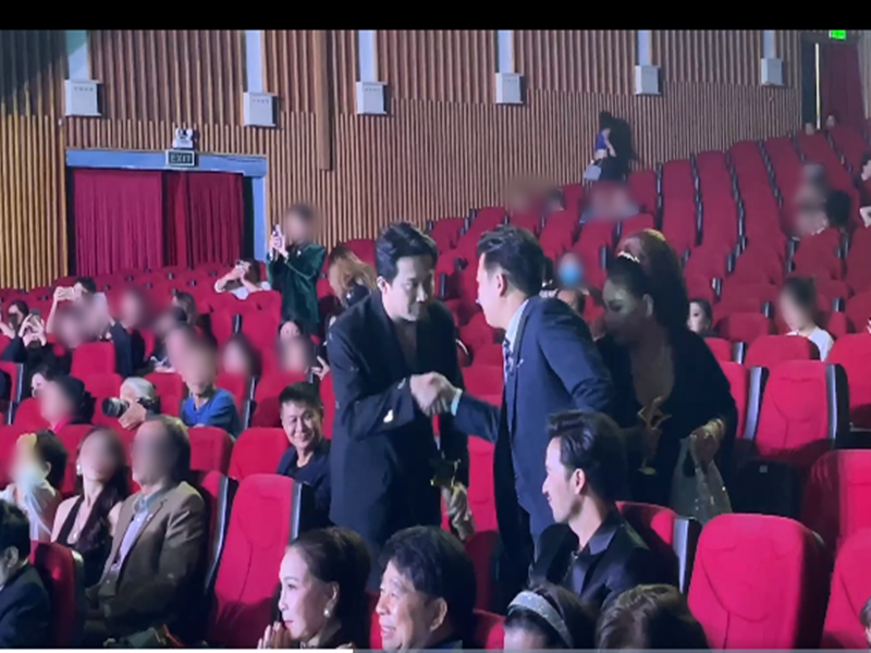 Khi Trấn Thành liên tiếp nhận giải, Trường Giang bắt tay chúc mừng đồng nghiệp. Ảnh: Tổ Quốc.