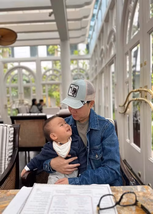 "Neil dự kỷ niệm 5 năm ngày cưới của bố mẹ", Lê Hiếu chia sẻ.