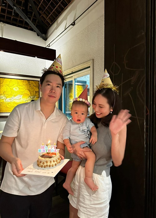 Nam ca sĩ đón tuổi mới bên vợ con.