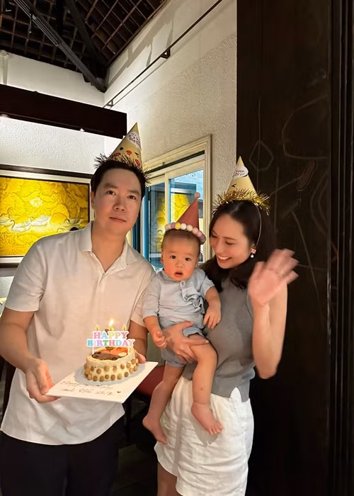 Nam ca sĩ đón tuổi mới bên vợ con.
