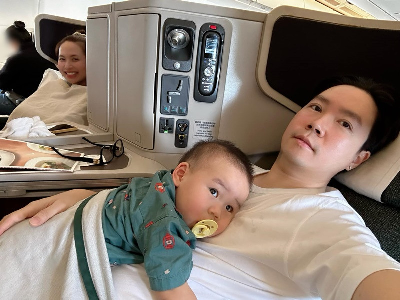 Lê Hiếu hỗ trợ vợ chăm con nhỏ trong những chuyến đi.