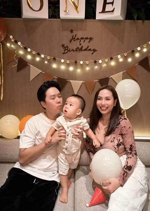 Con trai Lê Hiếu trộm vía bụ bẫm, trắng trẻo.