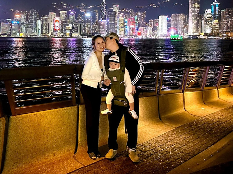 Đầu năm 2024, Lê Hiếu đưa vợ con du lịch Hong Kong.